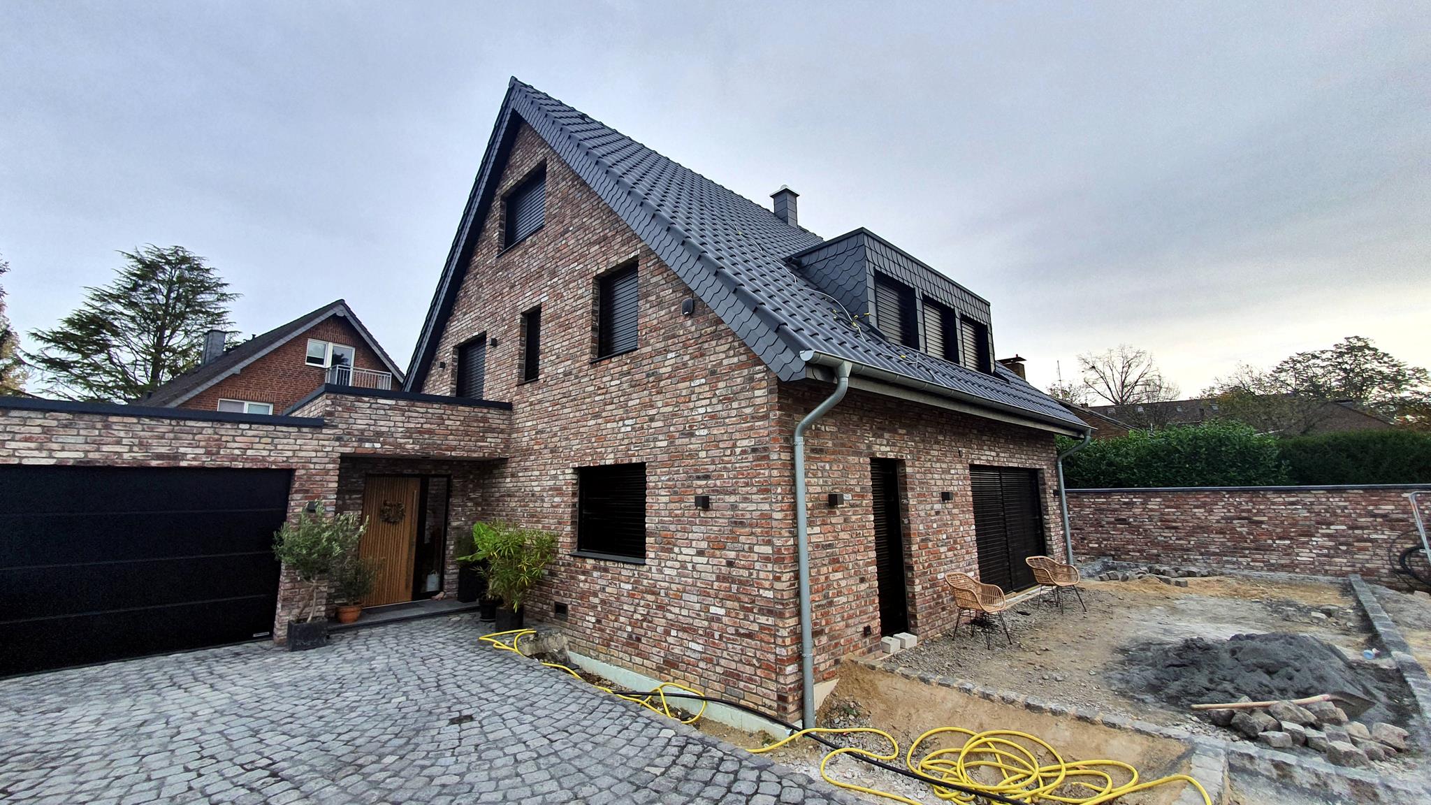 Eingangsbereich mit moderner Haustür von Reimann-Bauelemente